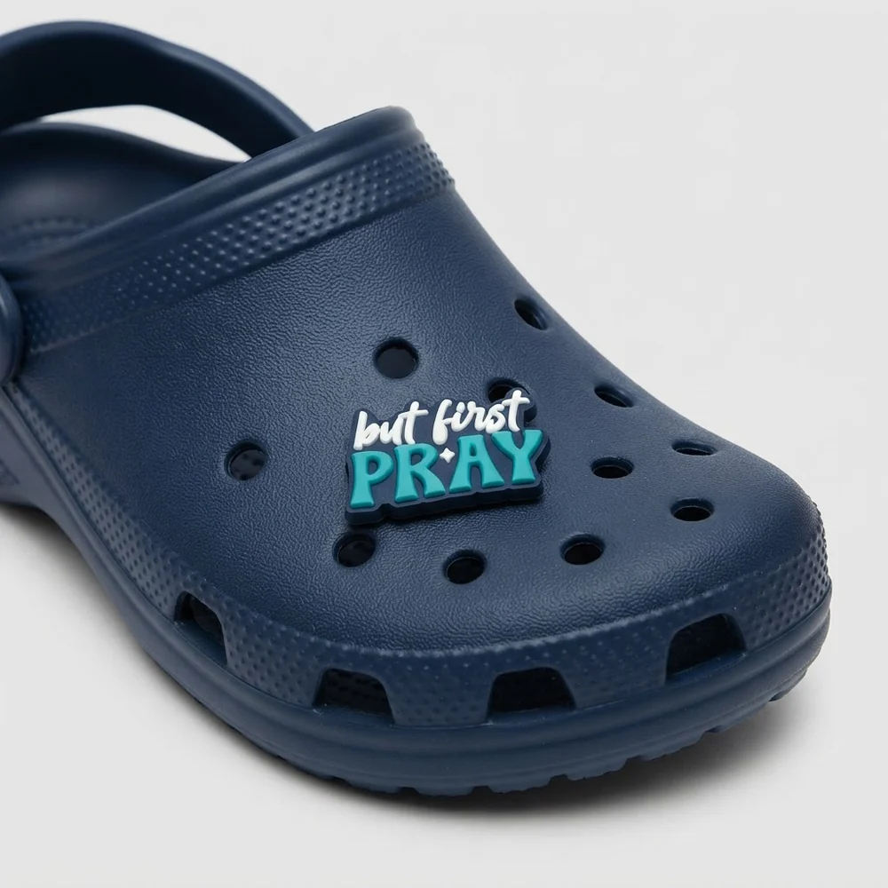 Jibbitz But first PRAY porté sur une Crocs