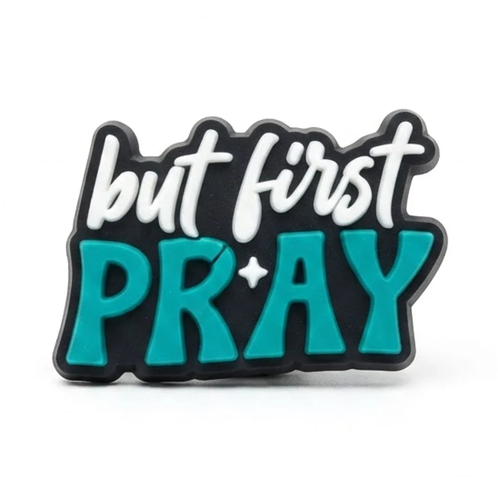 Jibbitz But first PRAY, lettres blanches manuscrites et capitales turquoise