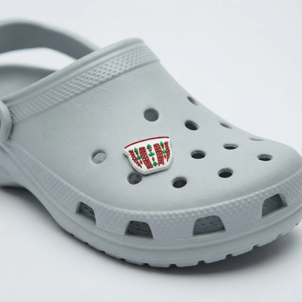 Jibbitz finjan clipsé sur une Crocs
