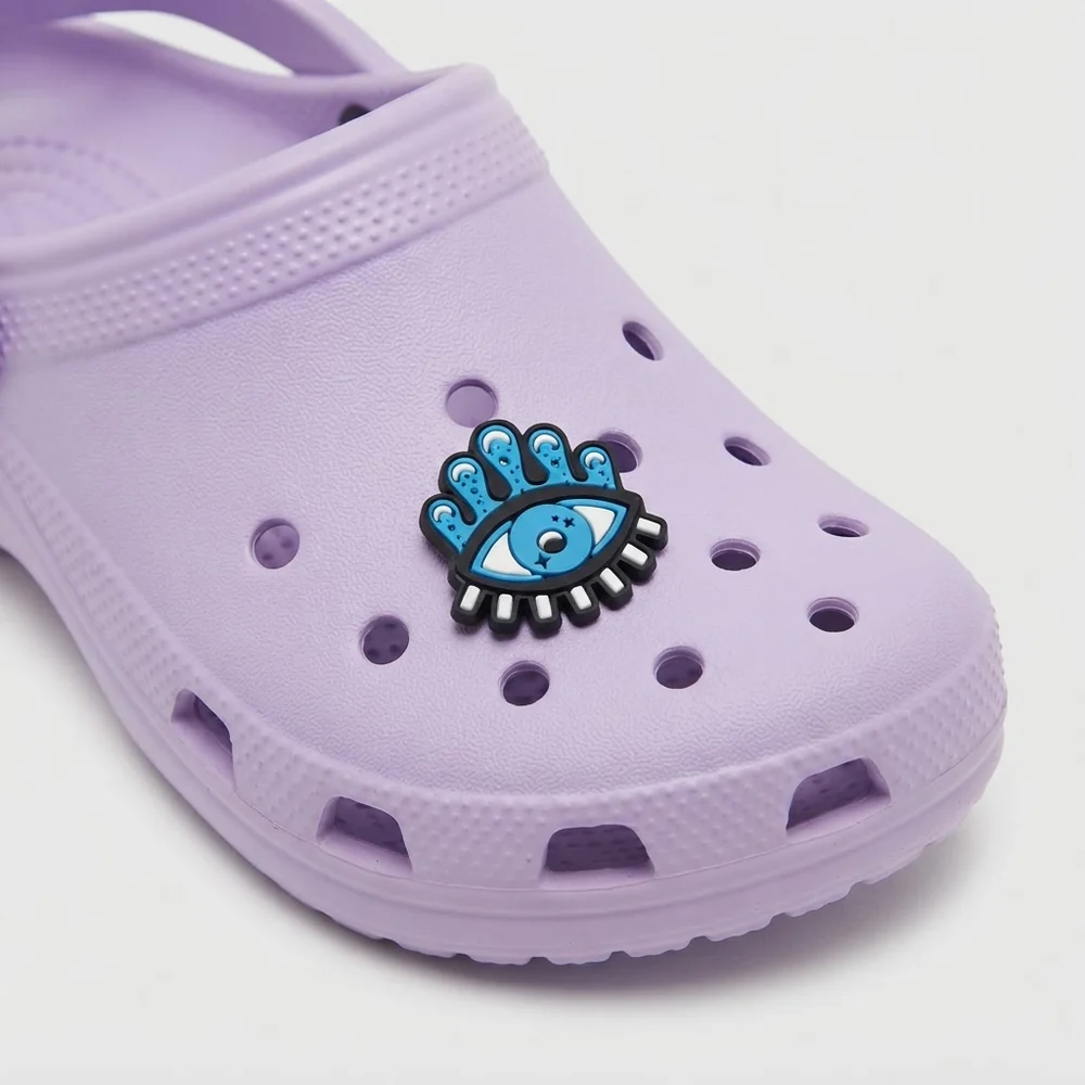 Jibbitz œil bleu nazar porté sur une Crocs