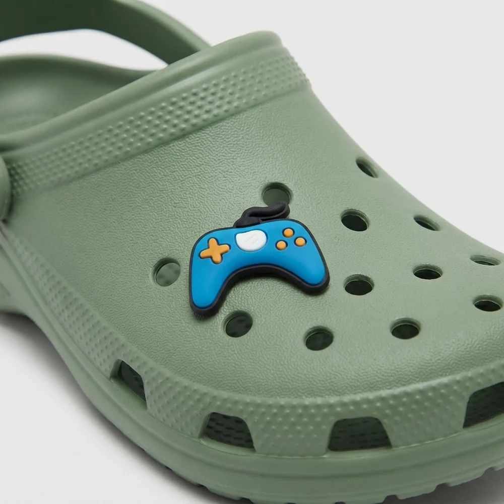 Jibbitz manette de jeu bleue clipsé sur une Crocs