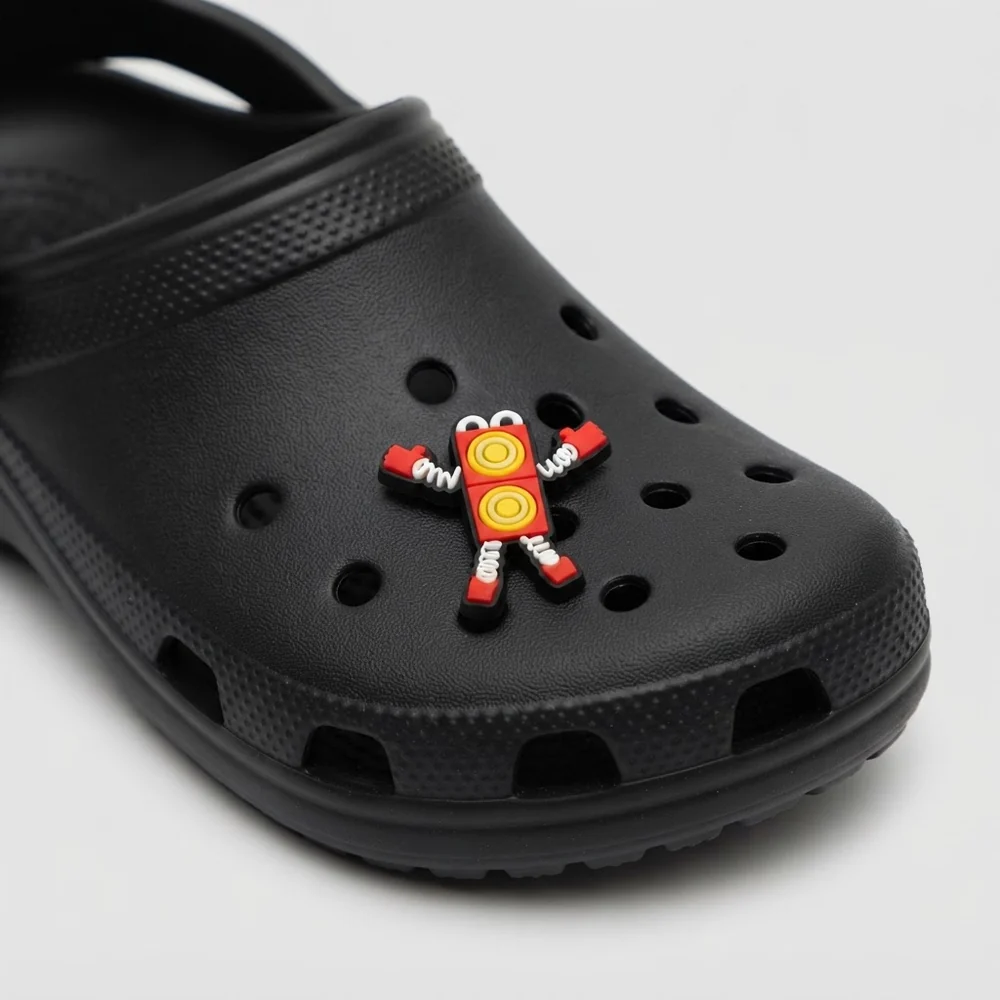 Charm robot haut-parleurs rouge porté sur une Crocs