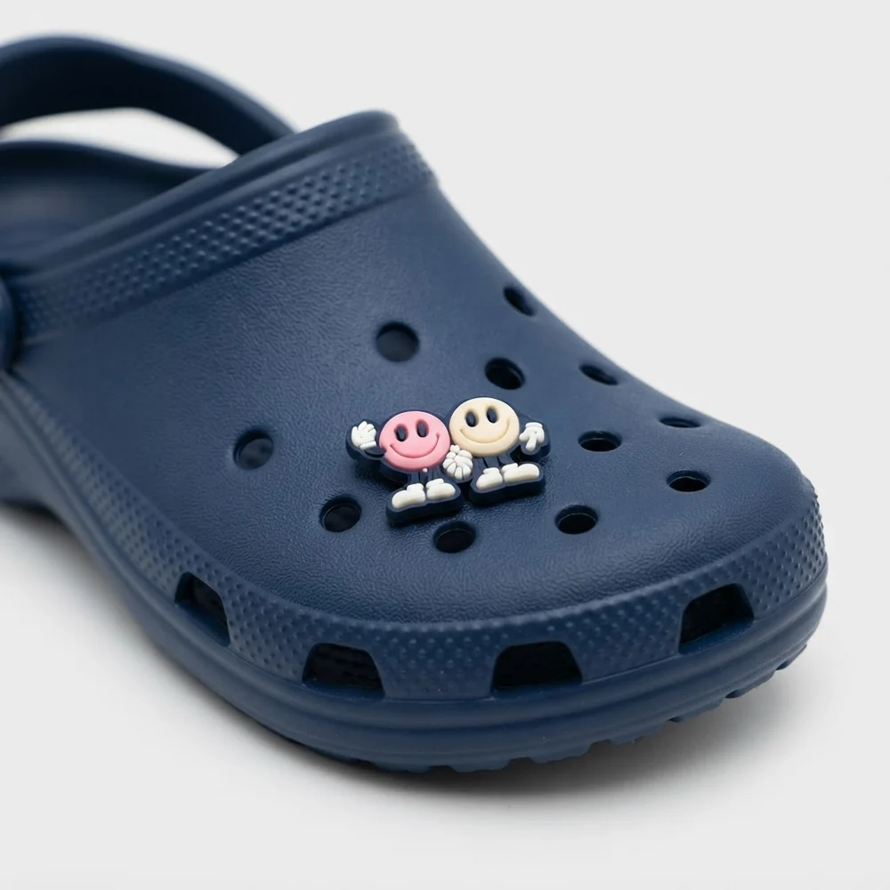 Jibbitz duo de smileys main dans la main clipsé sur une Crocs