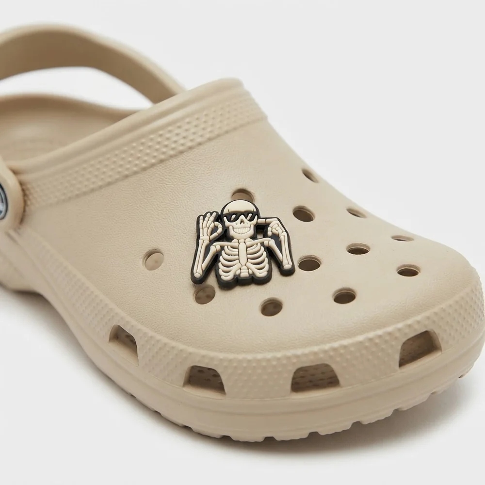 Charm squelette cool en lunettes porté sur une Crocs
