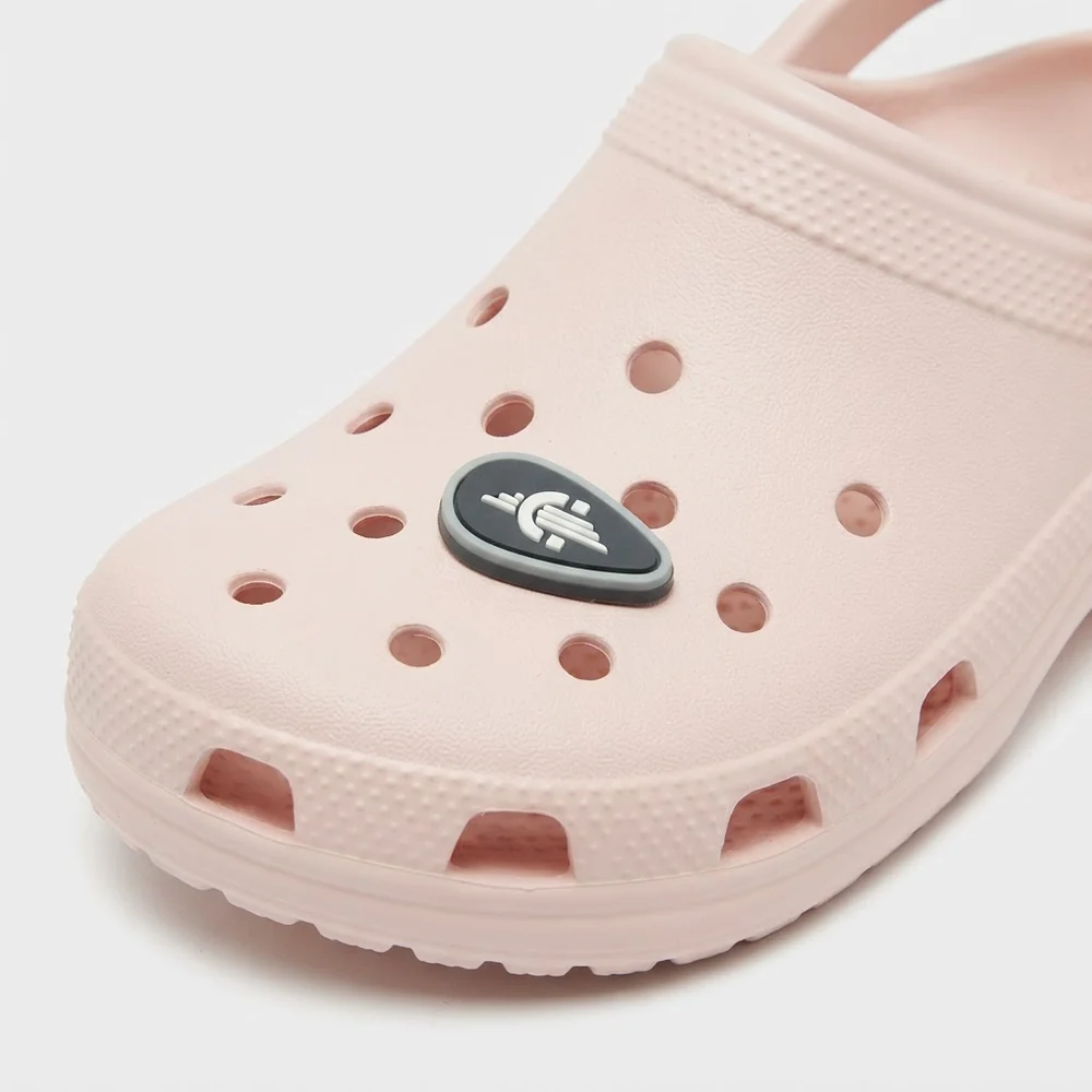 Jibbitz ovale noir à symbole blanc clipsé sur une Crocs