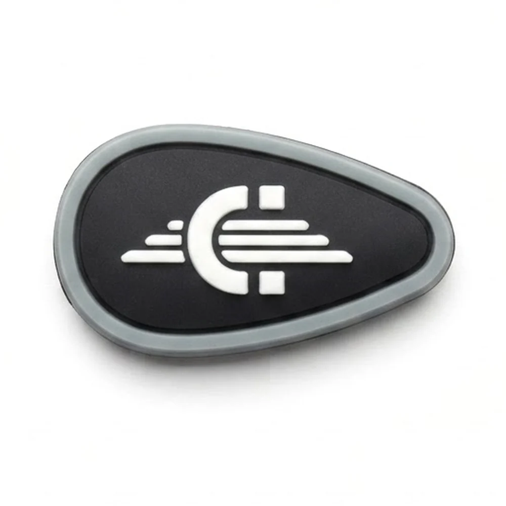 Jibbitz ovale noir bordé de gris avec un symbole blanc stylisé à lignes horizontales