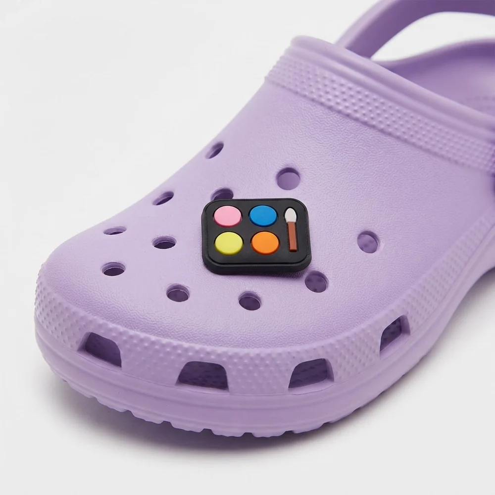 Jibbitz palette de maquillage clipsé sur une Crocs