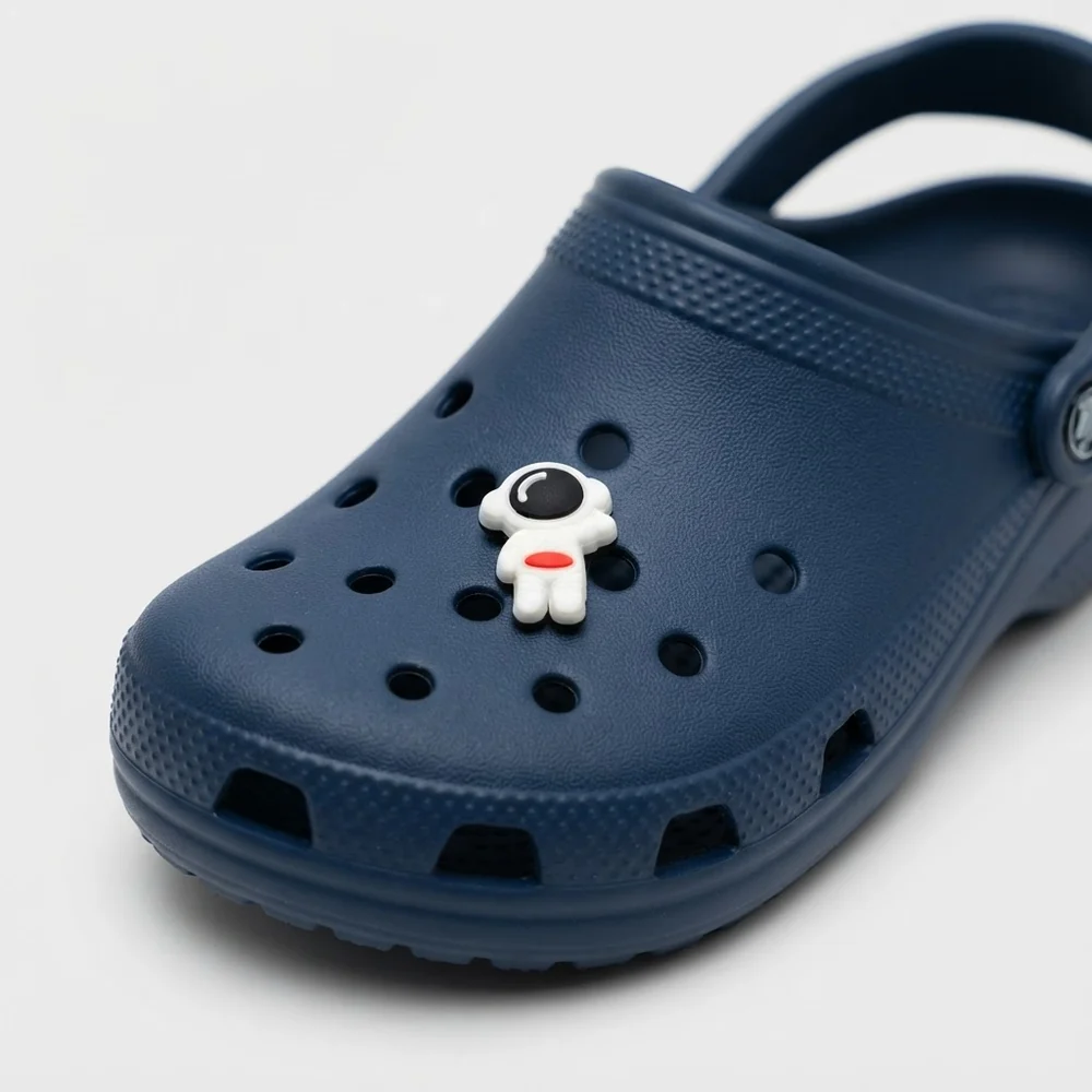 Jibbitz astronaute blanc clipsé sur une Crocs