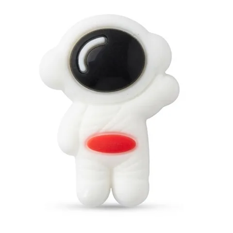 Jibbitz astronaute en combinaison blanche avec visière noire et ceinture rouge, bras levé