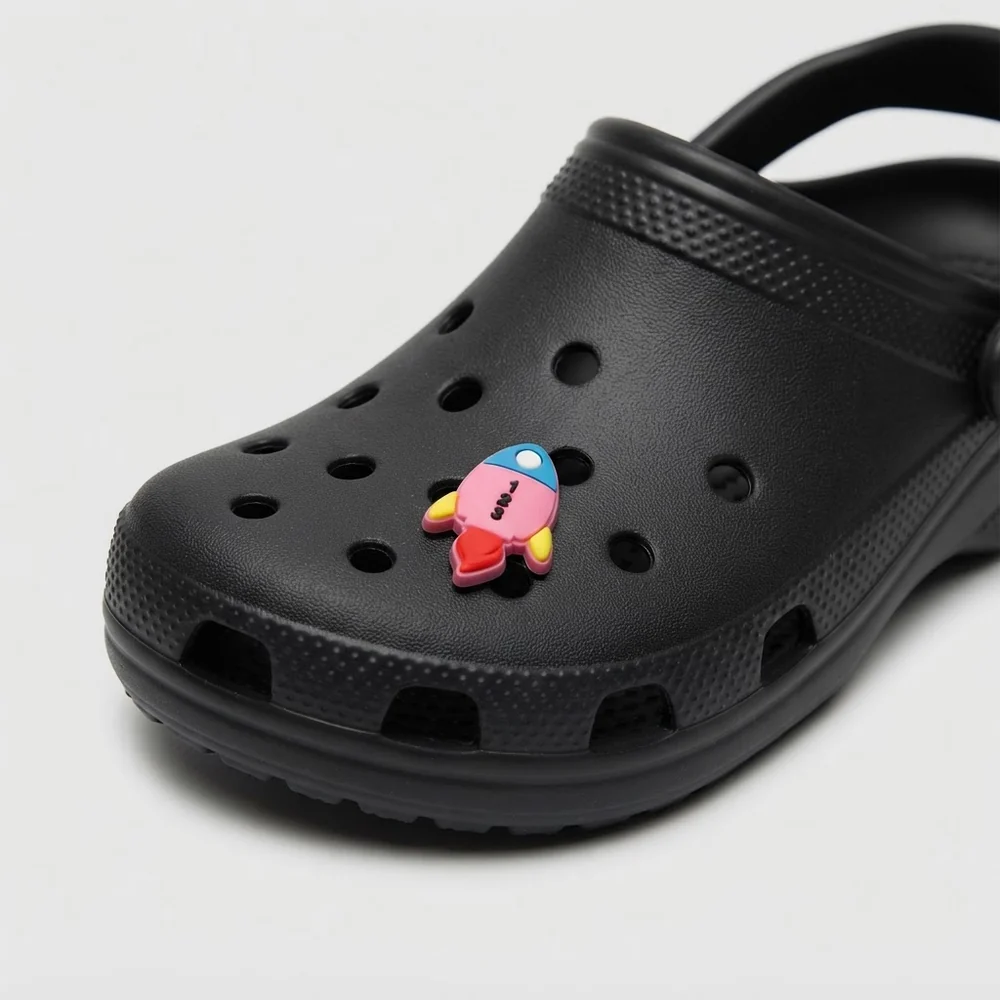 Jibbitz fusée rose 1 2 3 clipsé sur une Crocs