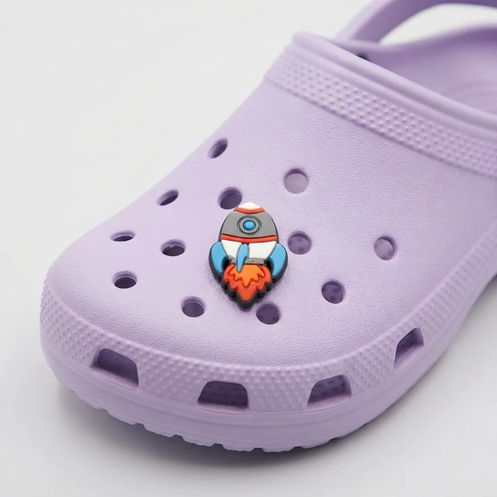 Jibbitz fusée grise qui décolle clipsé sur une Crocs