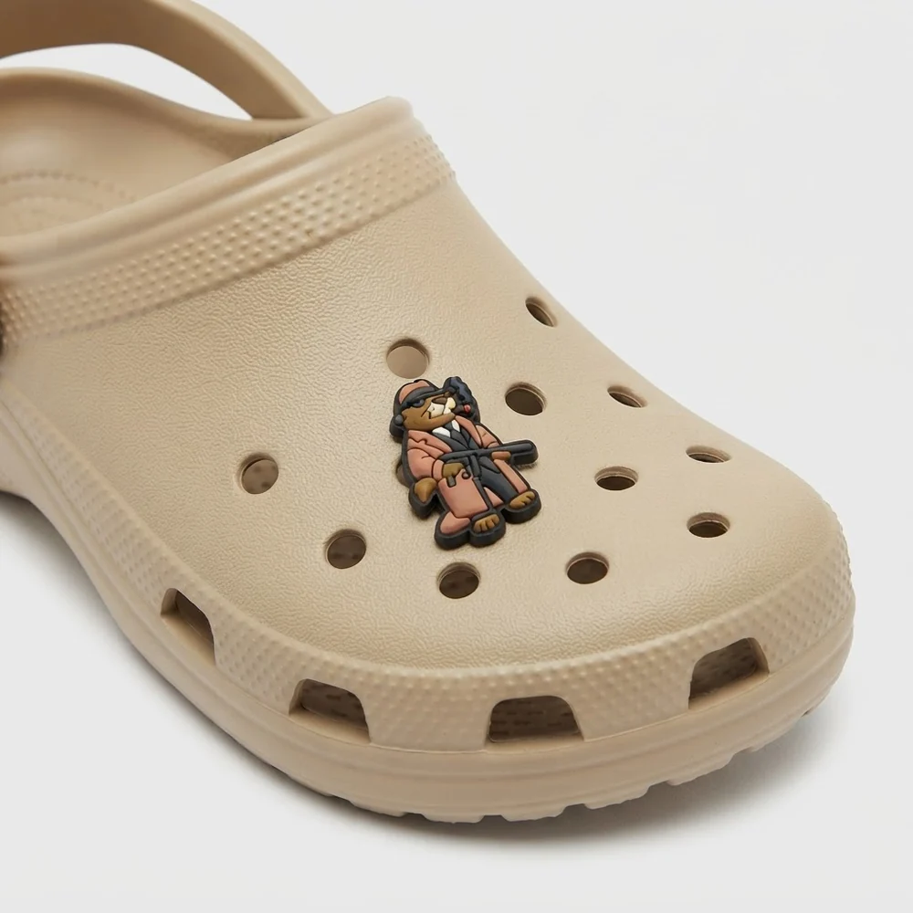 Jibbitz castor gangster en imper clipsé sur une Crocs