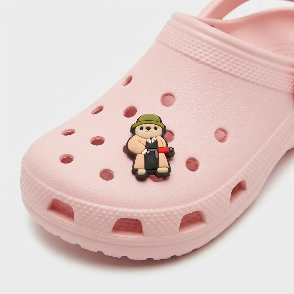 Jibbitz ours gangster au chapeau vert clipsé sur une Crocs