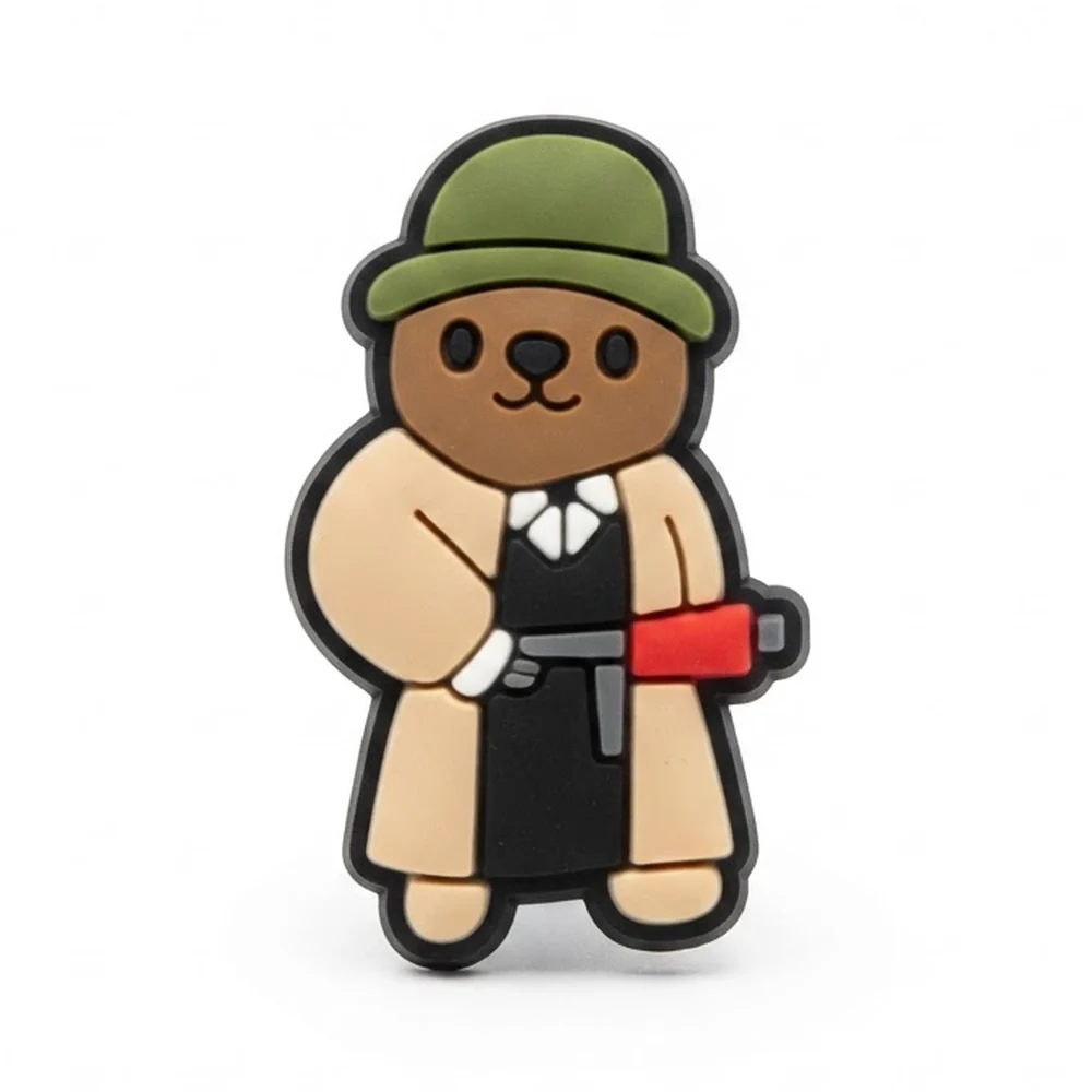 Jibbitz ours brun en chapeau vert et trench beige tenant une mitraillette rouge de cartoon