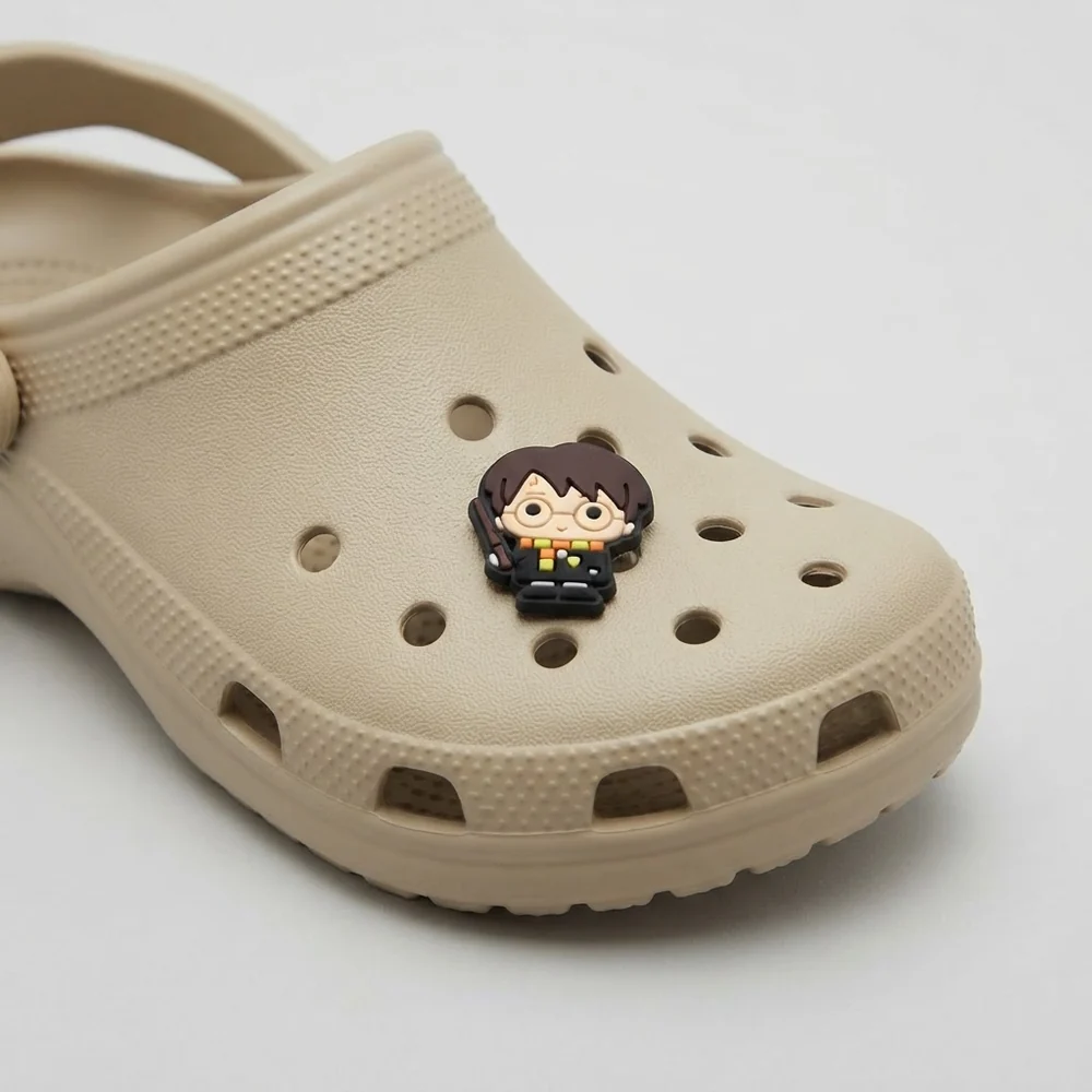 Charm Harry Potter en écharpe Gryffondor clipsé sur une Crocs beige