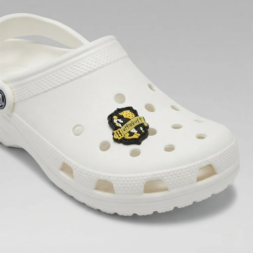 Charm blason Poufsouffle clipsé sur une Crocs blanche
