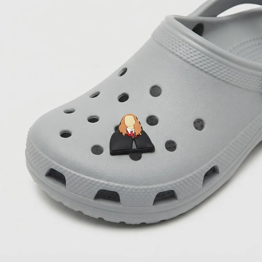 Charm portrait d'élève de Gryffondor clipsé sur une Crocs grise