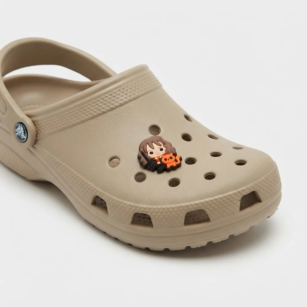 Charm Hermione et Pattenrond clipsé sur une Crocs beige