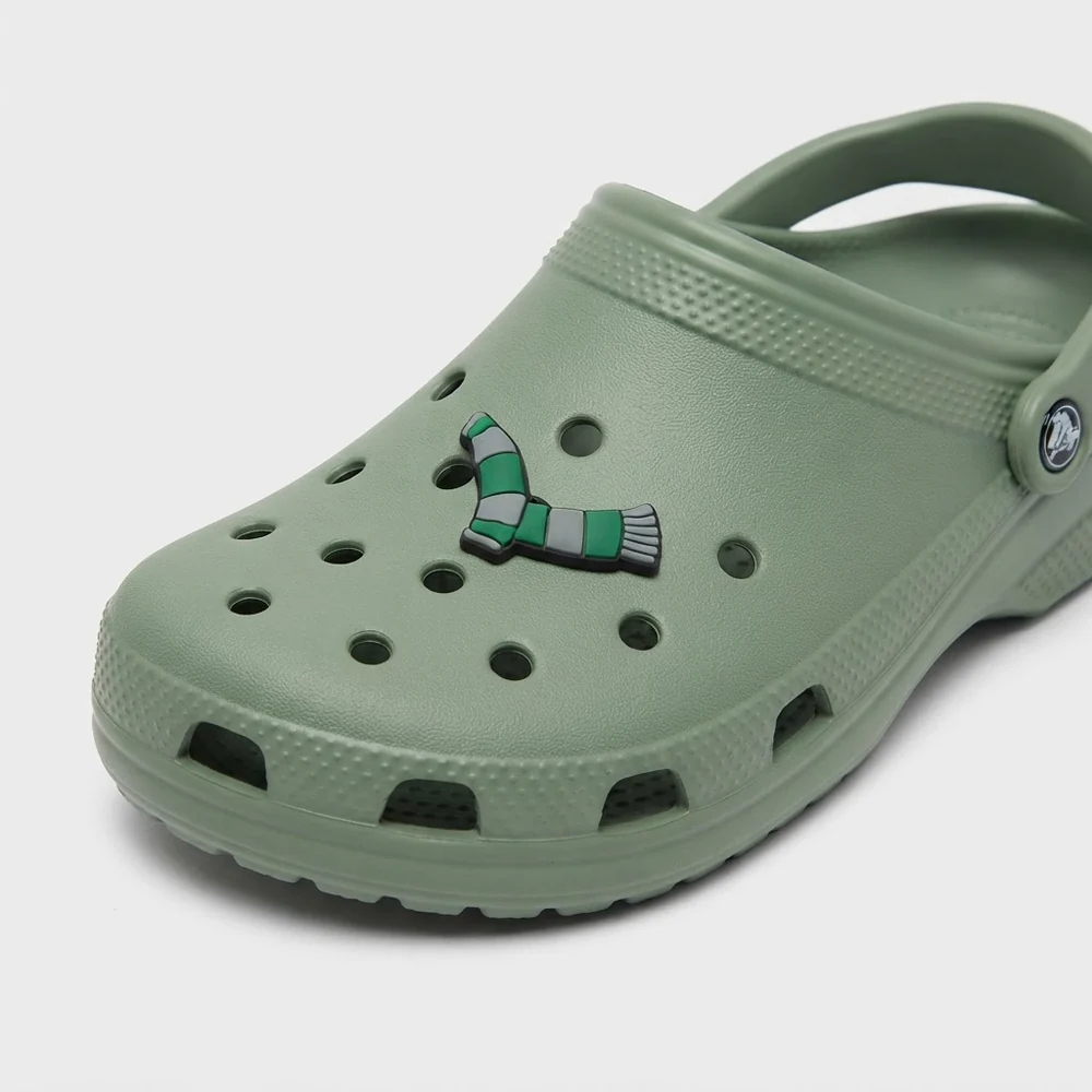 Charm écharpe Serpentard clipsé sur une Crocs vert sauge