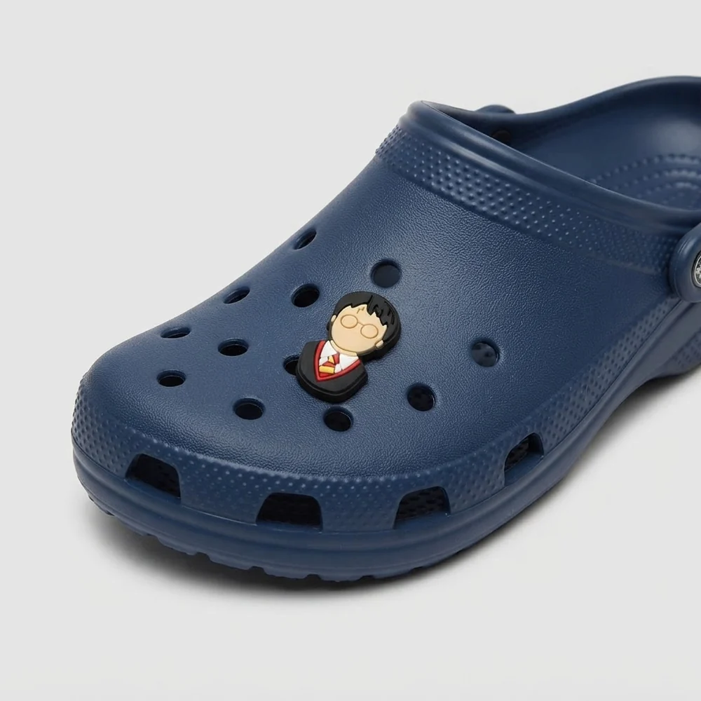 Charm buste Harry Potter clipsé sur une Crocs bleu marine