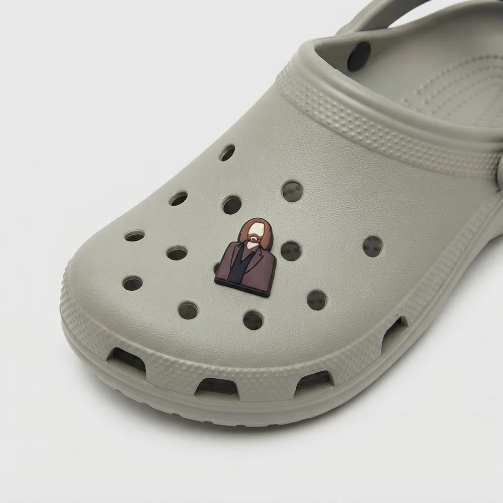 Charm portrait de Sirius Black clipsé sur une Crocs grise