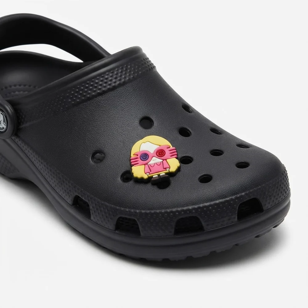 Charm Luna Lovegood clipsé sur une Crocs noire
