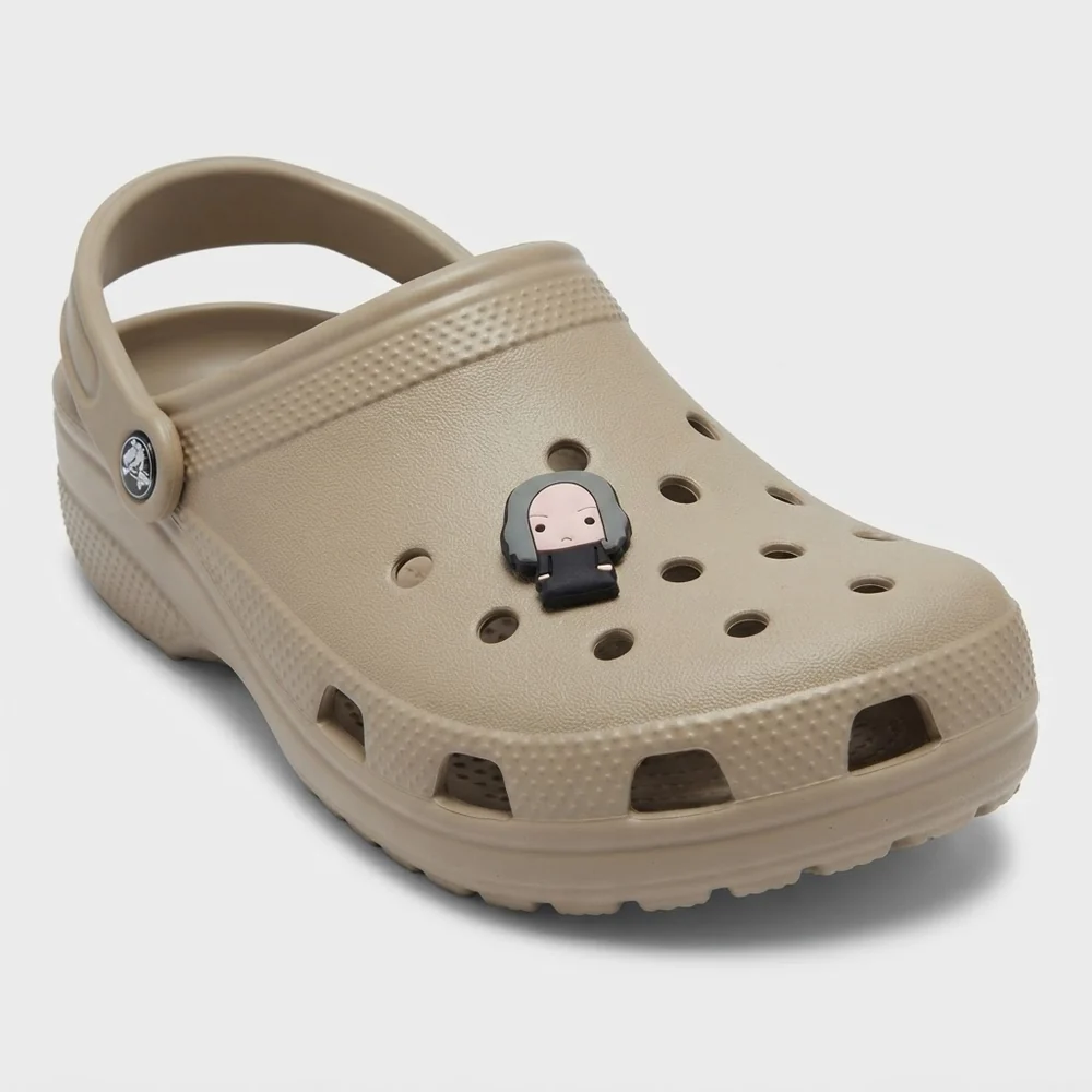 Charm professeur Rogue clipsé sur une Crocs beige