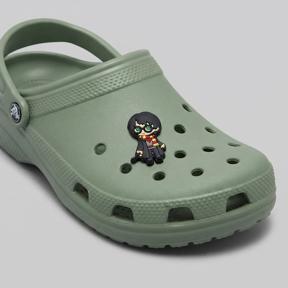 Charm Harry Potter aux yeux verts clipsé sur une Crocs vert sauge