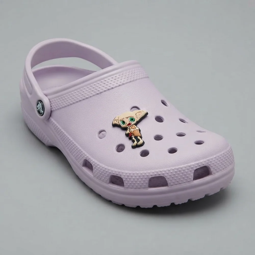 Charm Dobby en taie d'oreiller clipsé sur une Crocs lilas