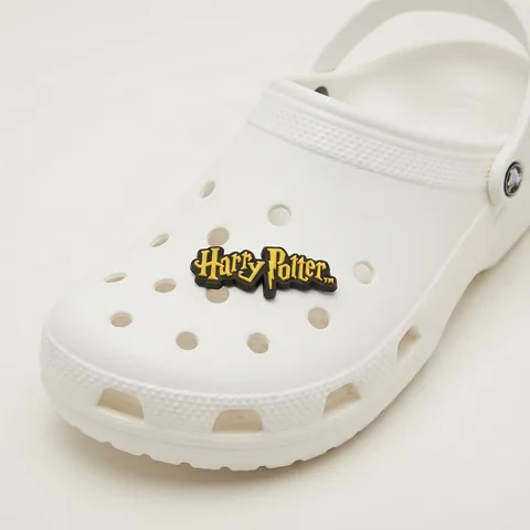 Charm logo Harry Potter doré clipsé sur une Crocs blanche