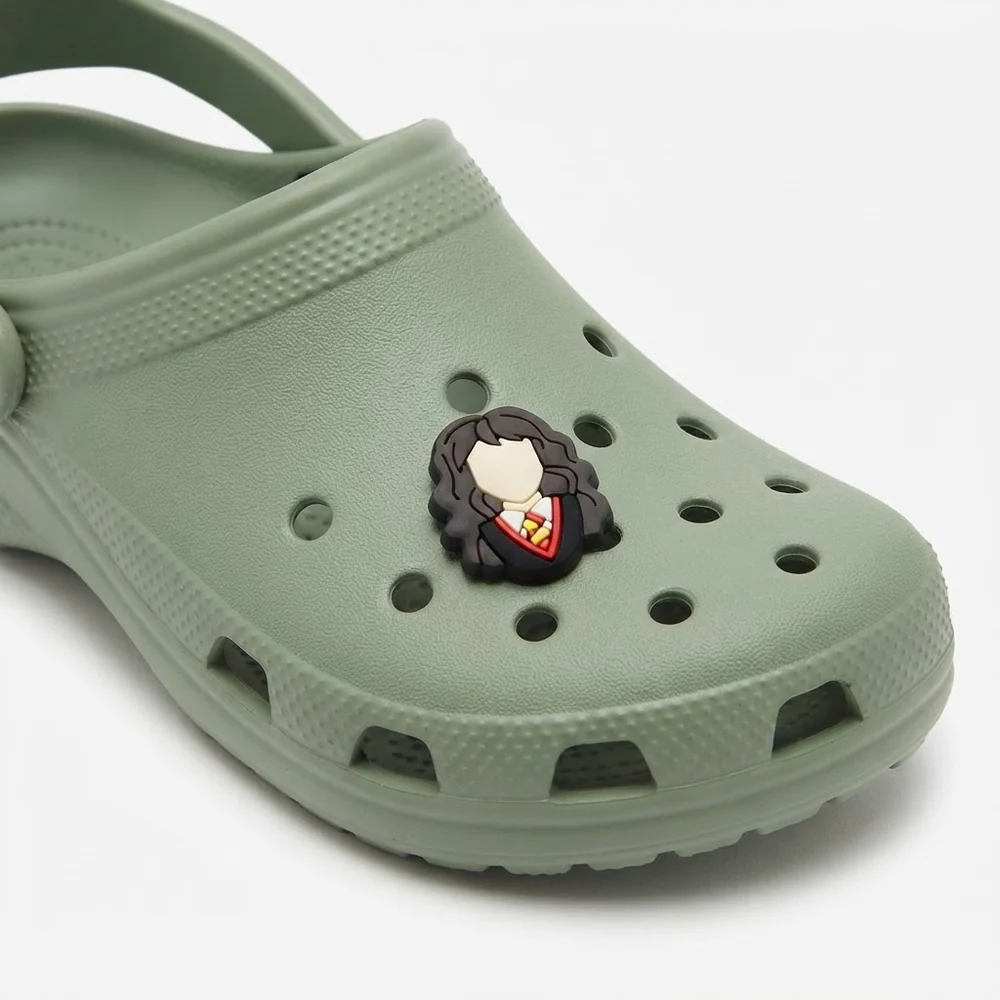 Charm portrait d'Hermione clipsé sur une Crocs vert sauge