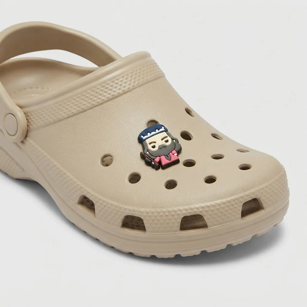 Charm Dumbledore au chapeau bleu nuit clipsé sur une Crocs beige