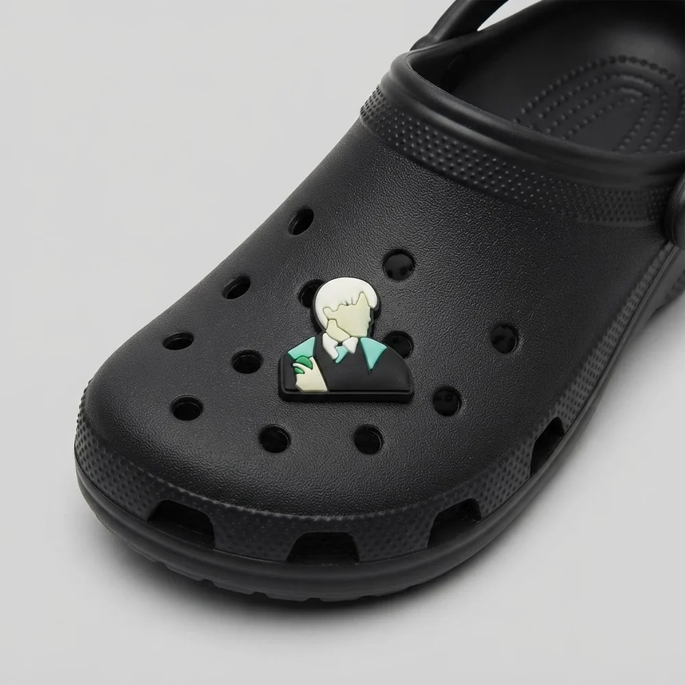 Charm portrait de Drago Malefoy clipsé sur une Crocs noire