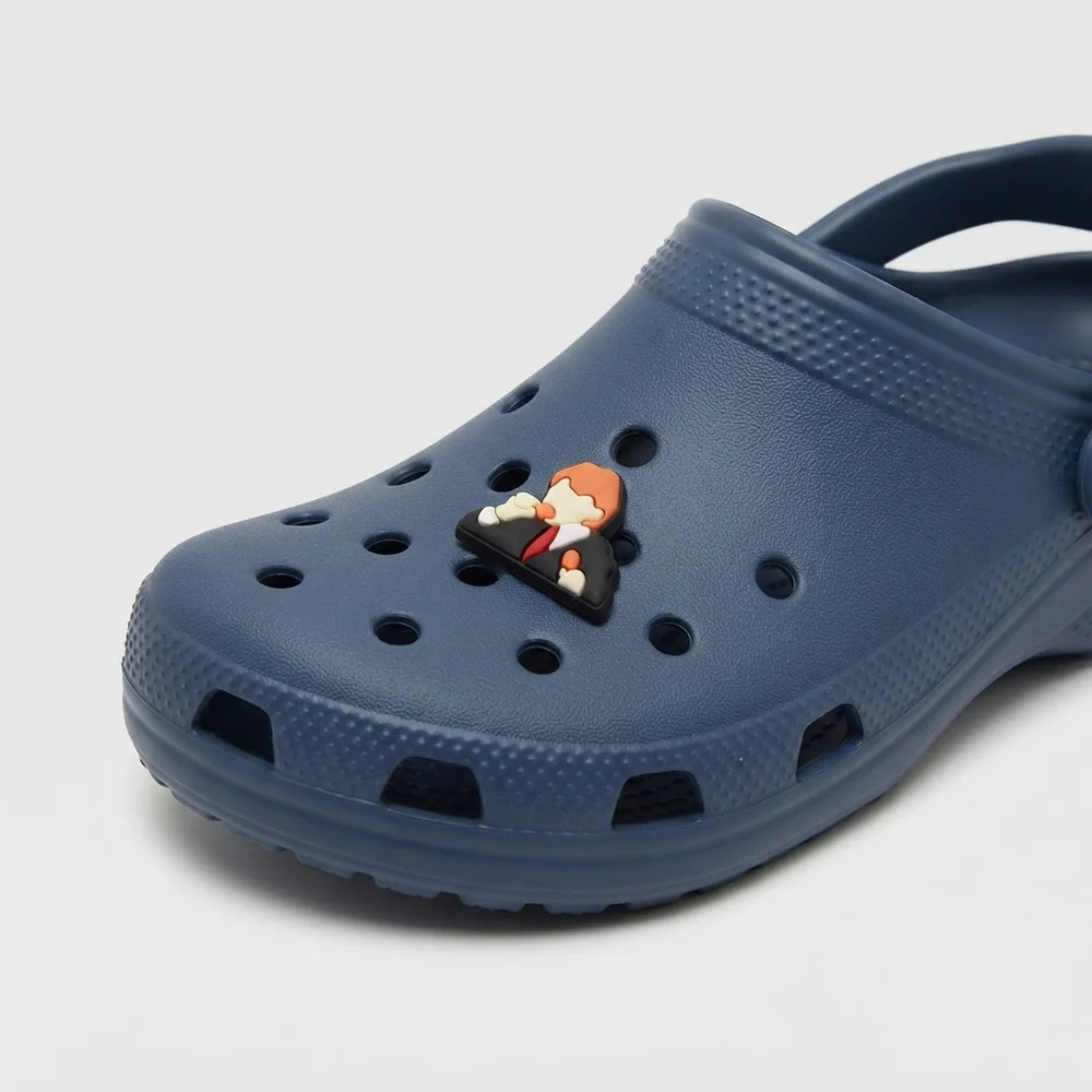 Charm sorcier roux gourmand clipsé sur une Crocs bleu marine