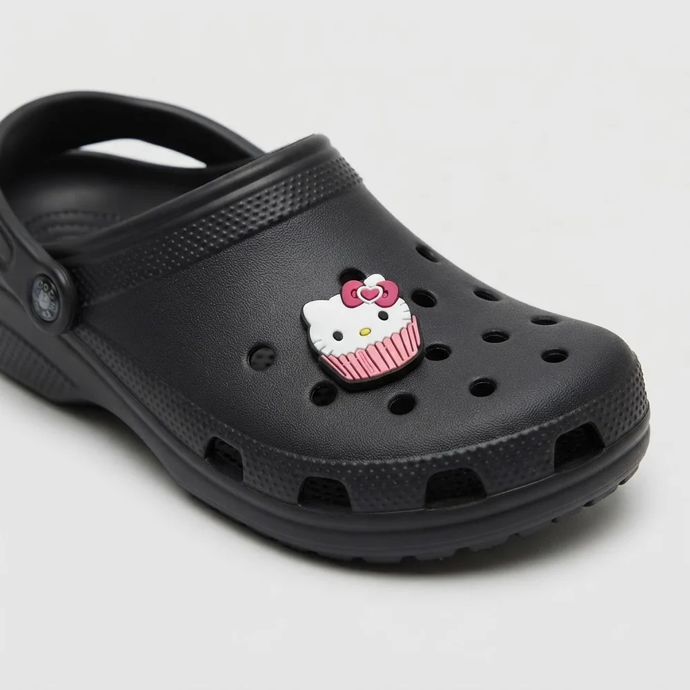 Jibbitz Hello Kitty cupcake rose clipsé sur une Crocs noire