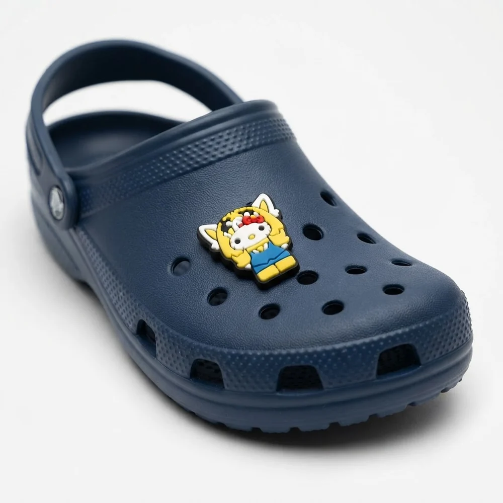 Charm Hello Kitty déguisée en Pikachu, jaune et bleu, sur une Crocs bleu marine