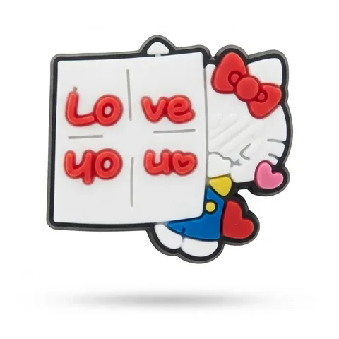 Jibbitz Hello Kitty derrière une pancarte blanche « Love You » en lettres rouges, nœud rouge