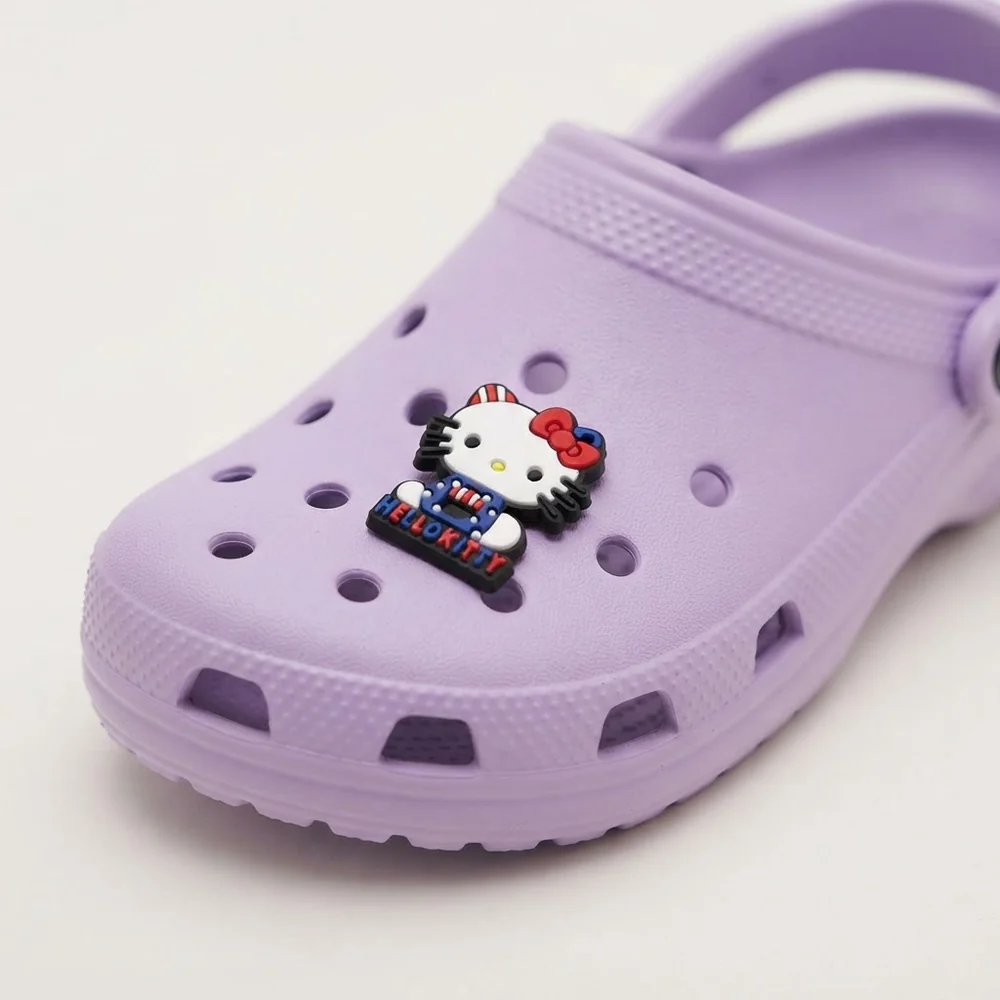 Jibbitz tête de Hello Kitty au nœud rouge sur une Crocs lilas