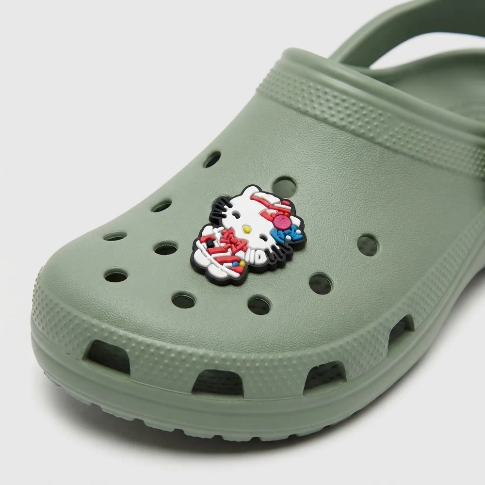 Charm Hello Kitty au sac rayé rouge et blanc sur une Crocs vert sauge