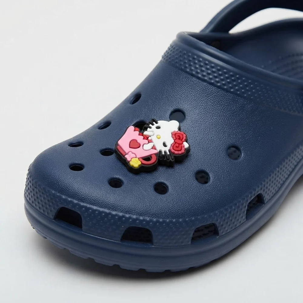 Jibbitz Hello Kitty au sac rose sur une Crocs bleu marine
