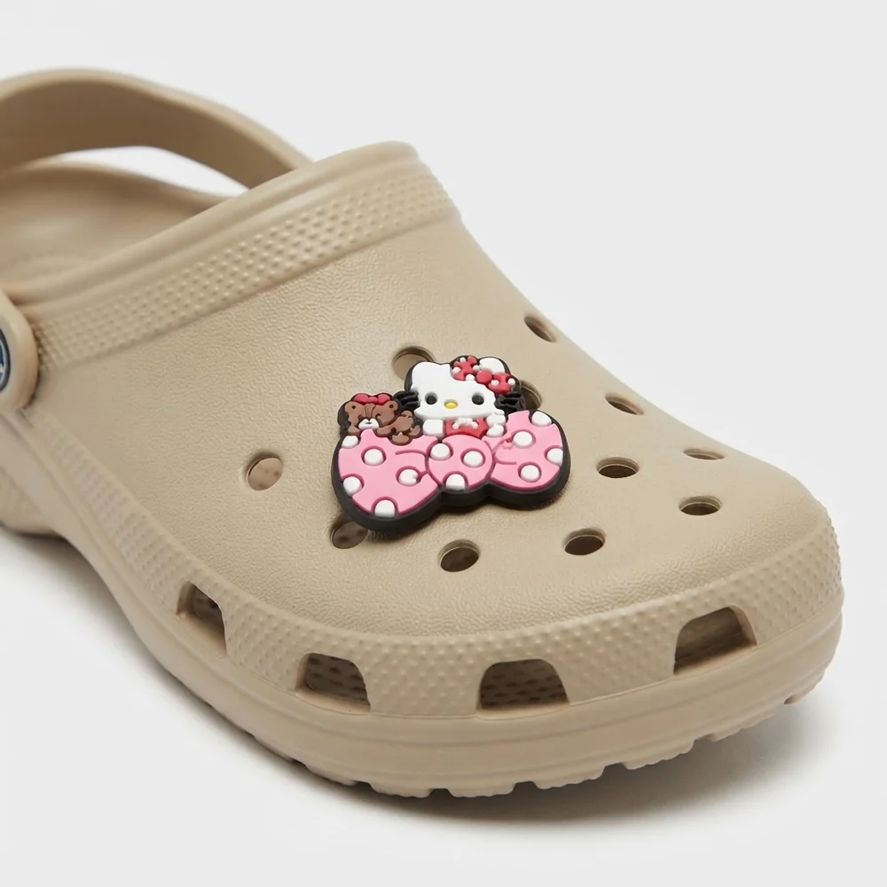 Jibbitz Hello Kitty nœud géant à pois sur une Crocs beige
