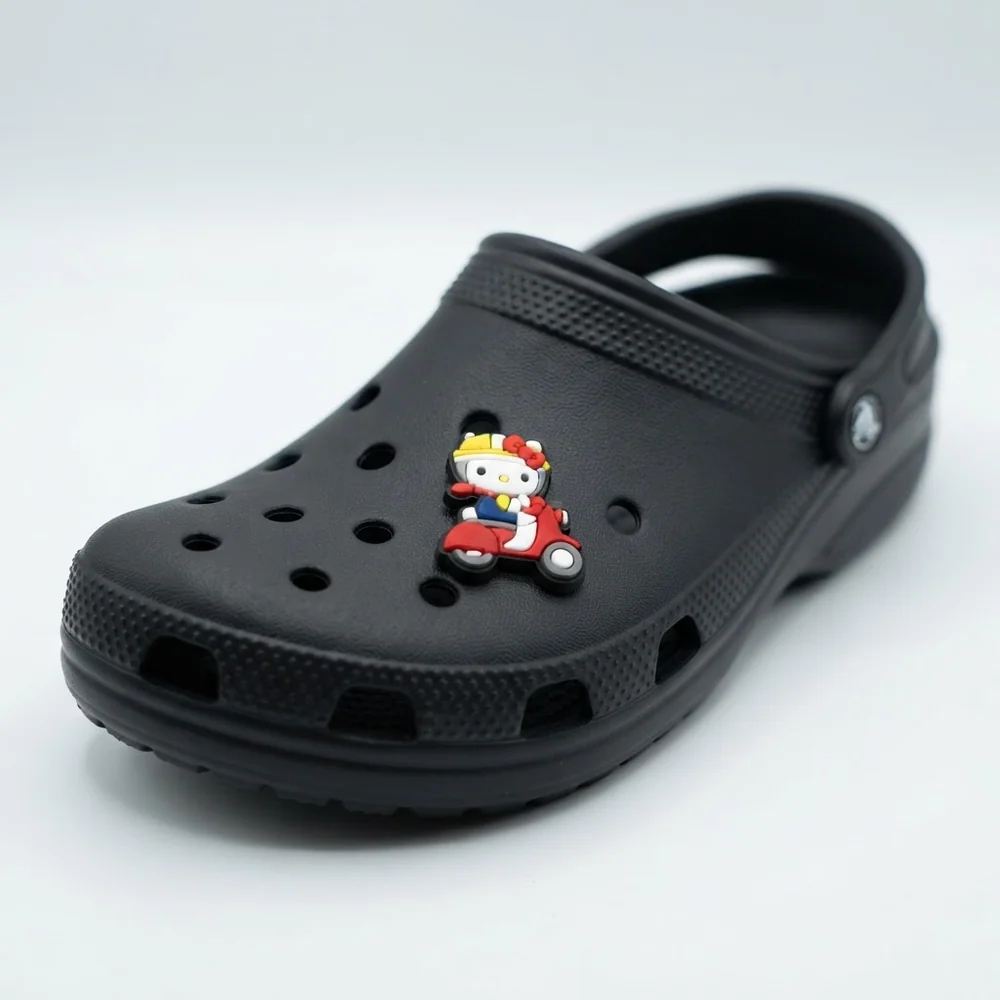 Jibbitz Hello Kitty en scooter rouge clipsé sur une Crocs noire