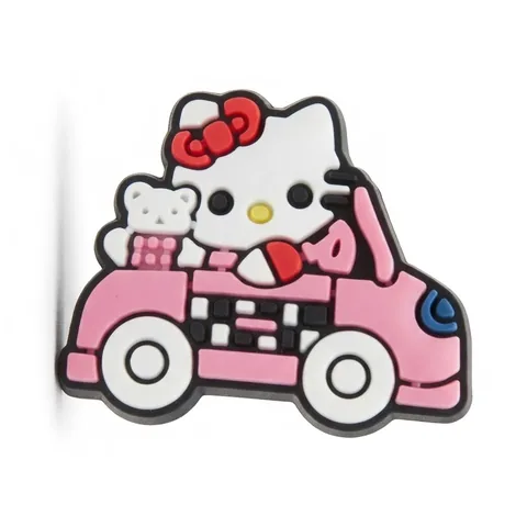 Jibbitz Hello Kitty au volant d'une voiture rose à damier noir et blanc, avec un ourson