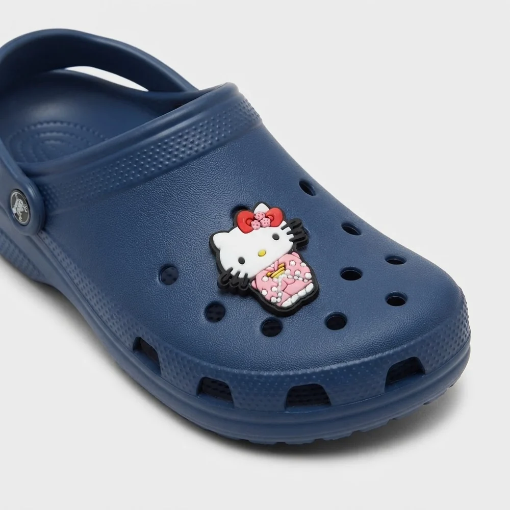 Charm Hello Kitty kimono rose sur une Crocs bleu marine