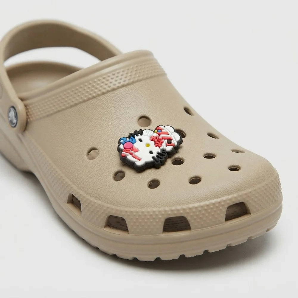 Jibbitz Hello Kitty écharpe rayée sur une Crocs beige