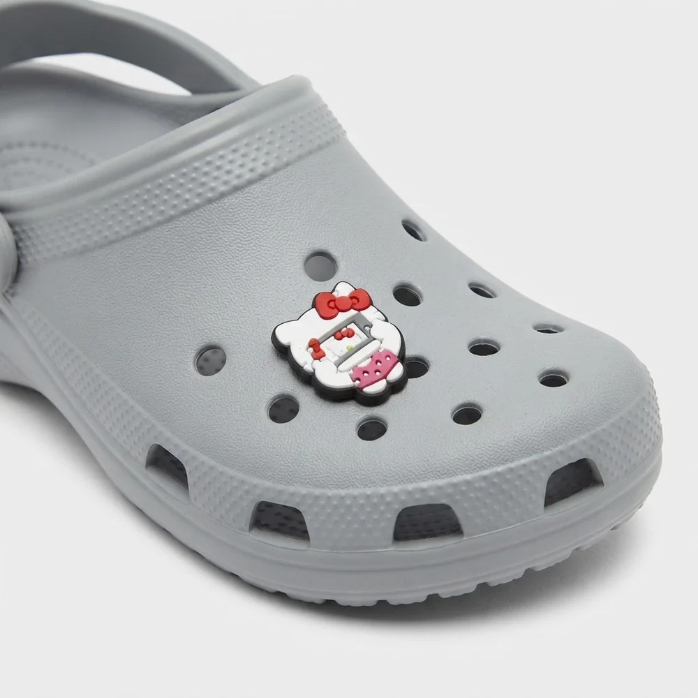 Charm Hello Kitty selfie sur une Crocs grise