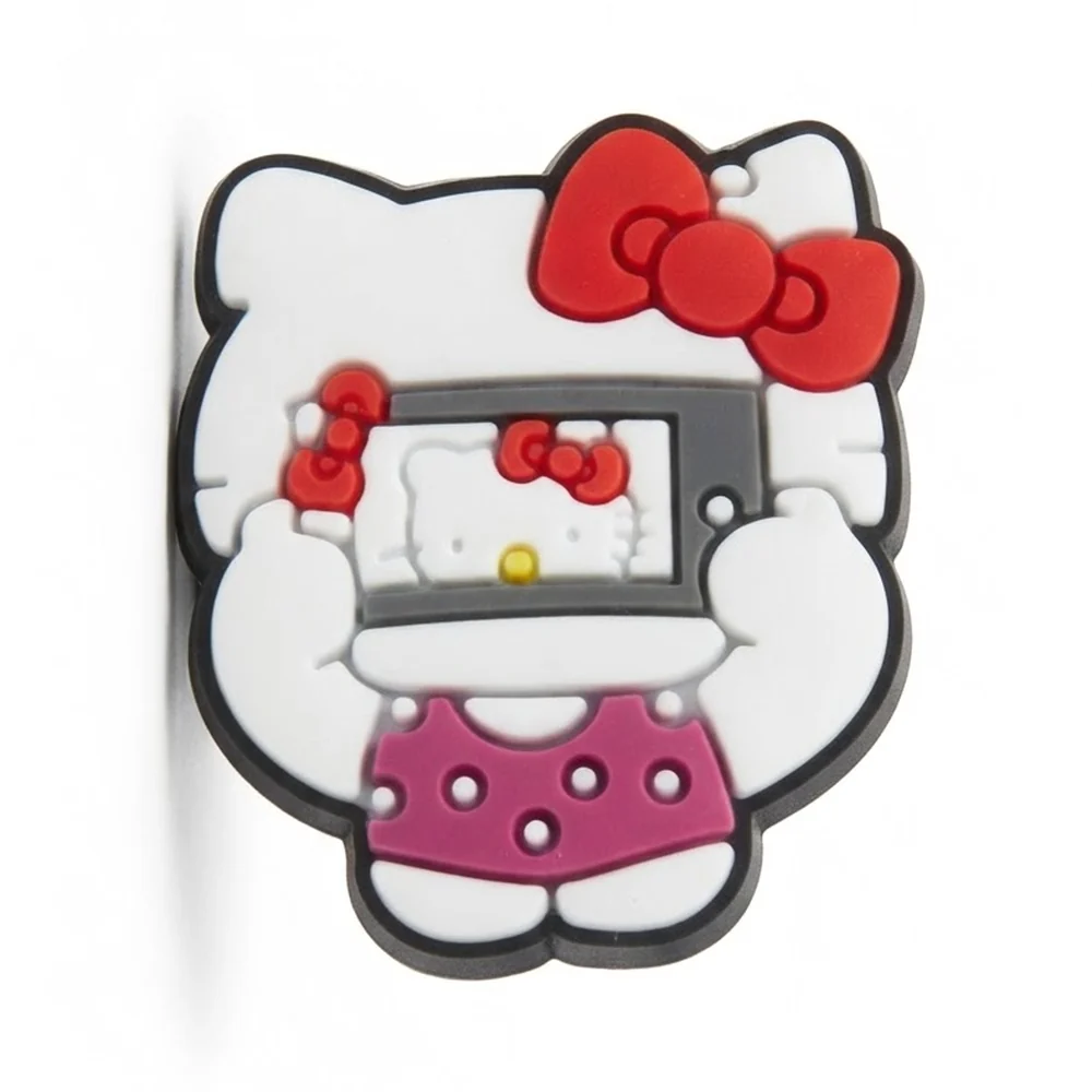 Jibbitz Hello Kitty prenant un selfie avec un smartphone gris, jupe fuchsia à pois blancs