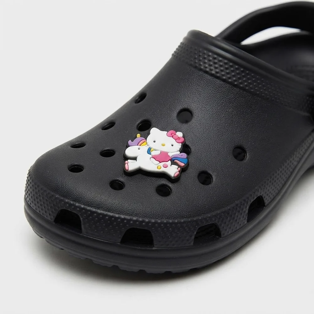 Charm Hello Kitty et licorne arc-en-ciel sur une Crocs noire