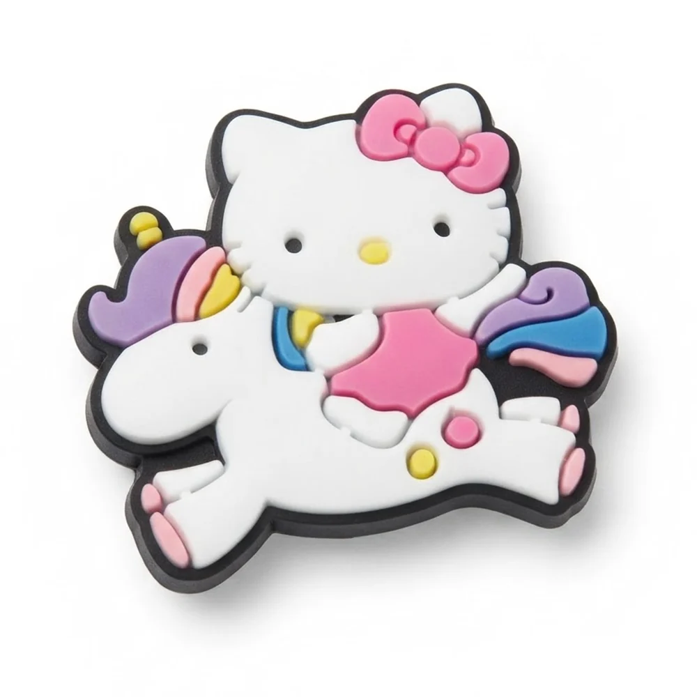 Jibbitz Hello Kitty sur une licorne blanche à crinière arc-en-ciel pastel