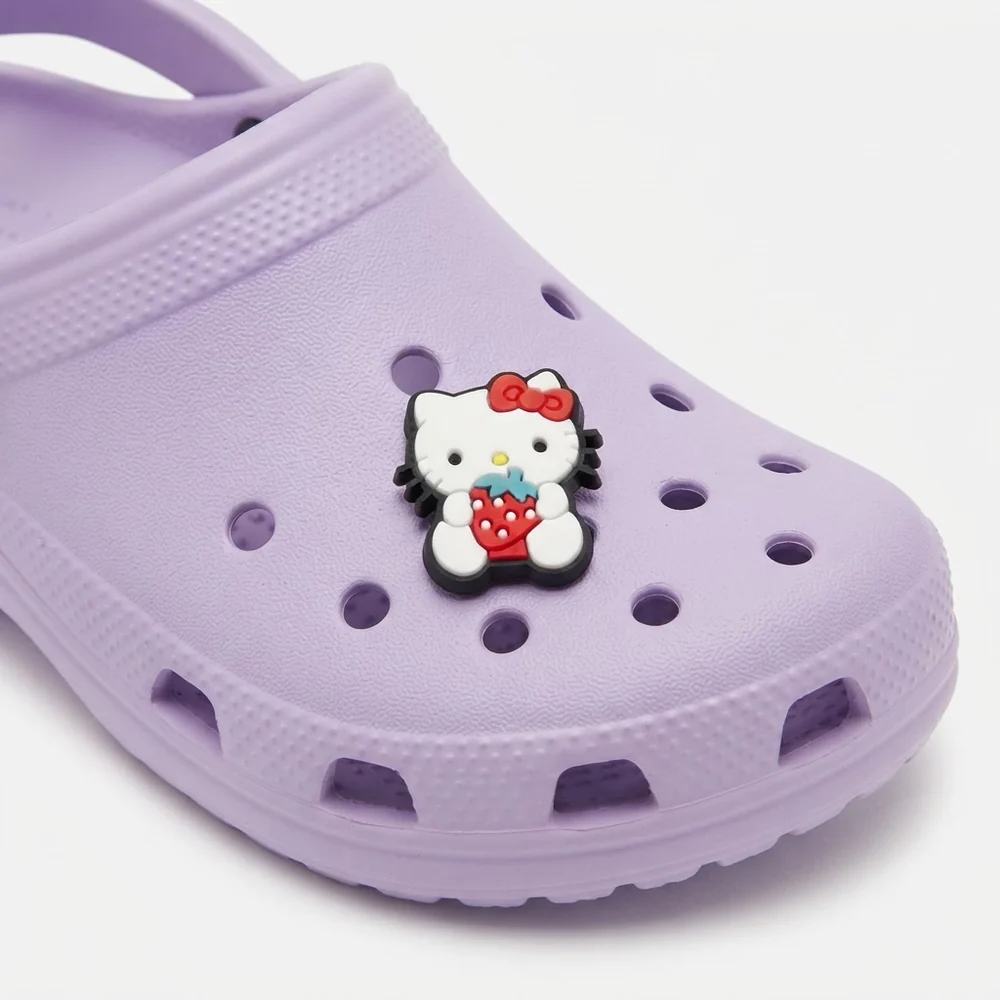 Charm Hello Kitty fraise à contour noir sur une Crocs lilas